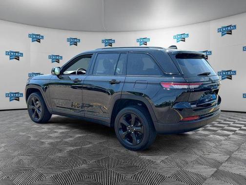 Diamond Black Crystal Pearlcoat 2023 Jeep Grand Cherokee Altitude