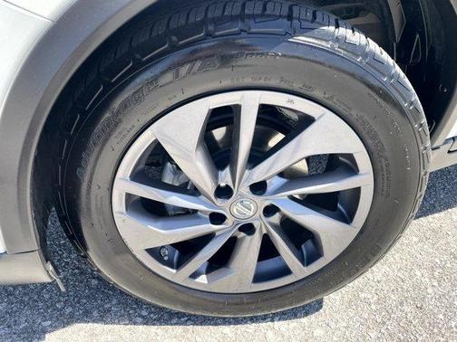 Pearl White 2016 Nissan Rogue SL