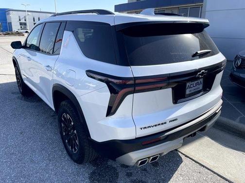 Iridescent Pearl Tricoat 2025 Chevrolet Traverse Z71
