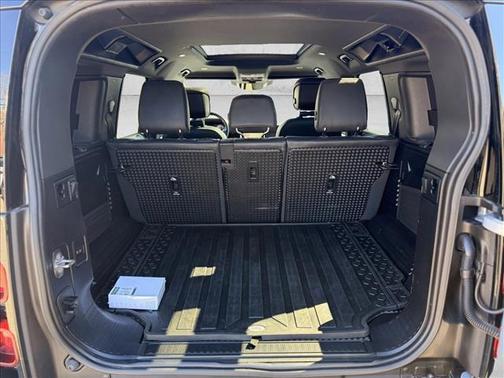 Hakuba Silver 2023 Land Rover Defender 110 X-Dynamic SE