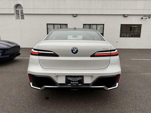 2024 BMW 740 i