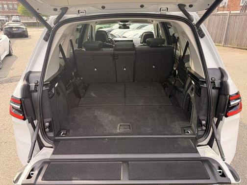 Mineral White Metallic 2025 BMW X7 xDrive40i