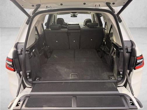 Mineral White Metallic 2025 BMW X7 xDrive40i