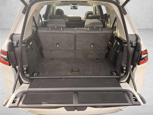 Mineral White Metallic 2025 BMW X7 xDrive40i