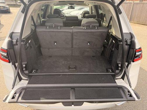 Mineral White Metallic 2025 BMW X7 xDrive40i