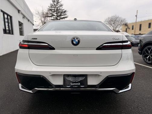 2025 BMW 740 i xDrive