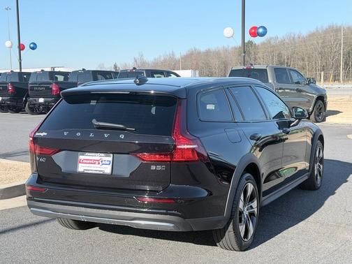 2025 Volvo V60 Cross Country B5 Plus