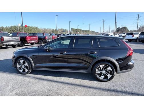 2025 Volvo V60 Cross Country B5 Plus