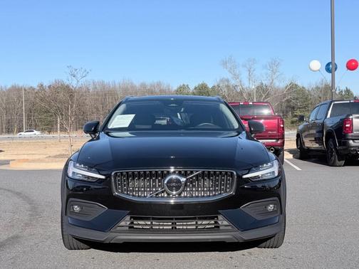 2025 Volvo V60 Cross Country B5 Plus
