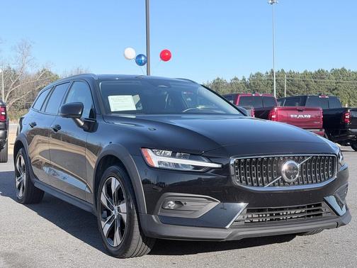 2025 Volvo V60 Cross Country B5 Plus
