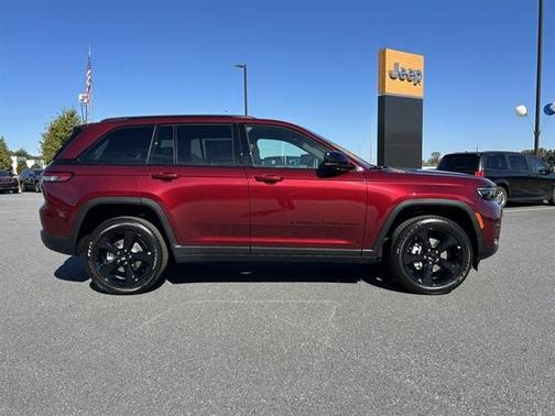 2025 Jeep Grand Cherokee Laredo