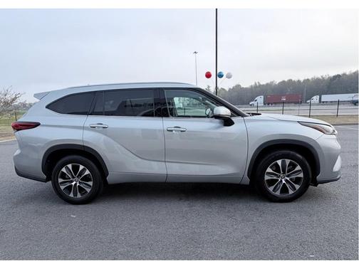 Celestial Silver Metallic 2021 Toyota Highlander XLE