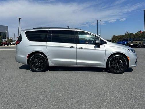 2023 Chrysler Pacifica Touring-L