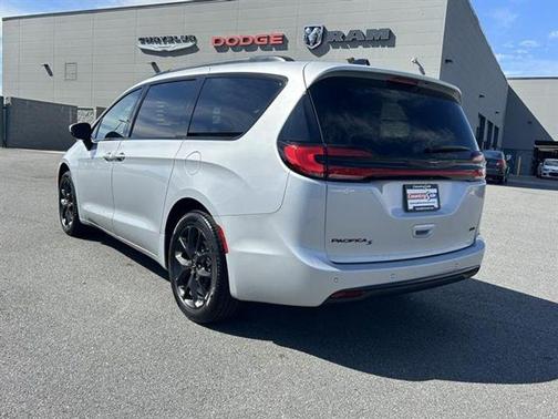 2023 Chrysler Pacifica Touring-L