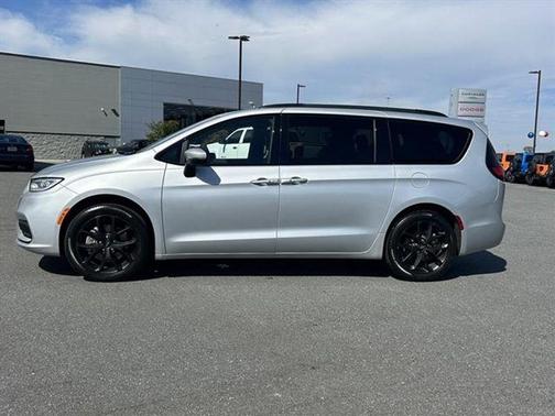 2023 Chrysler Pacifica Touring-L