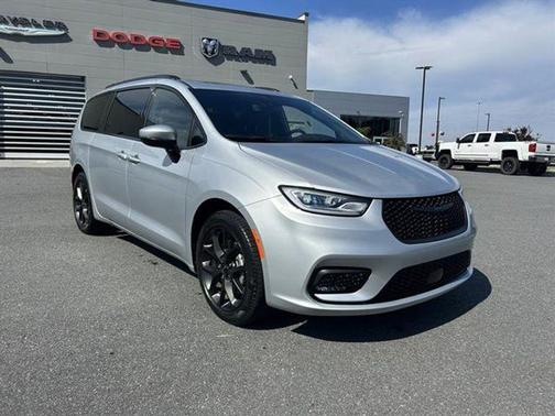 2023 Chrysler Pacifica Touring-L