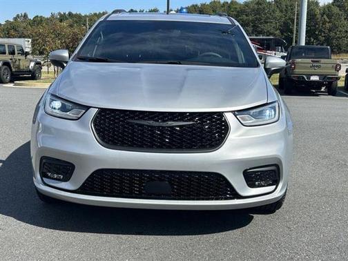 2023 Chrysler Pacifica Touring-L