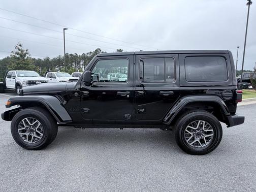 Black Clearcoat 2026 Jeep Wrangler Sahara
