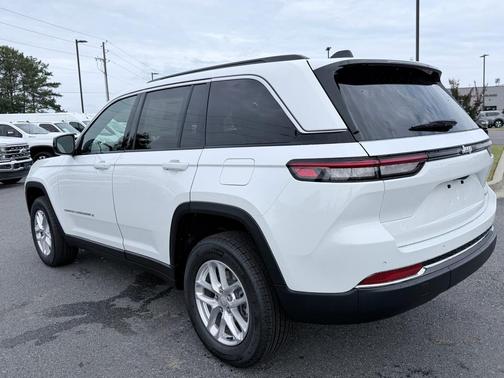 Bright White Clearcoat 2026 Jeep Grand Cherokee Laredo
