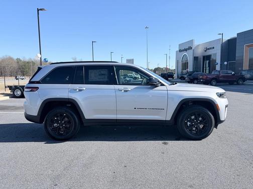 Silver Zynith 2026 Jeep Grand Cherokee Laredo