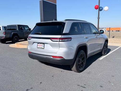 Silver Zynith 2026 Jeep Grand Cherokee Laredo