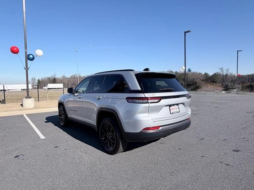 Silver Zynith 2026 Jeep Grand Cherokee Laredo