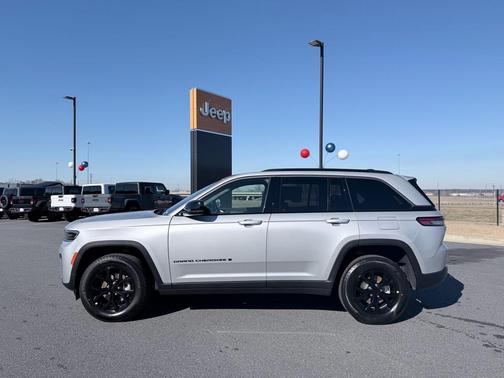 Silver Zynith 2026 Jeep Grand Cherokee Laredo
