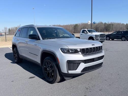 Silver Zynith 2026 Jeep Grand Cherokee Laredo