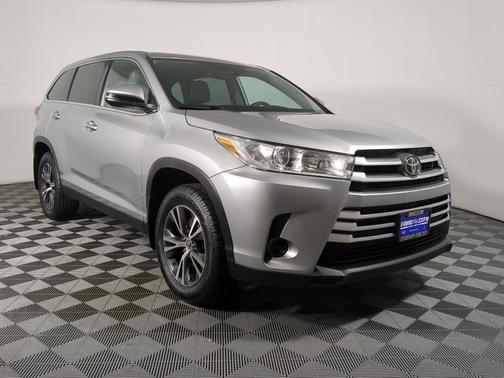 Celestial Silver Metallic 2019 Toyota Highlander LE
