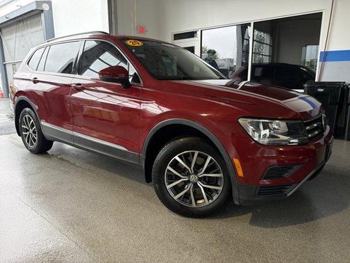 Cardinal Red Metallic 2020 Volkswagen Tiguan 2.0T SE