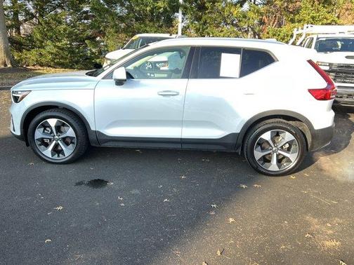 2025 Volvo XC40 B5 Plus Bright Theme