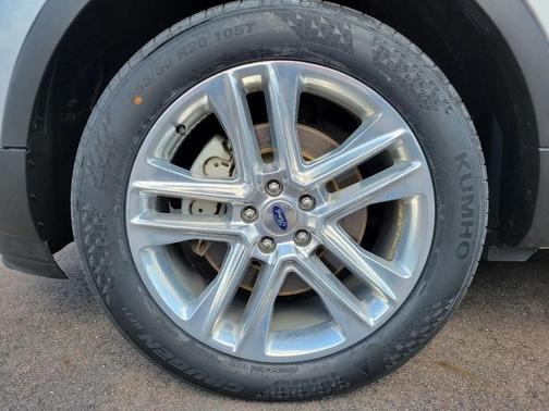 Silver 2017 Ford Explorer XLT