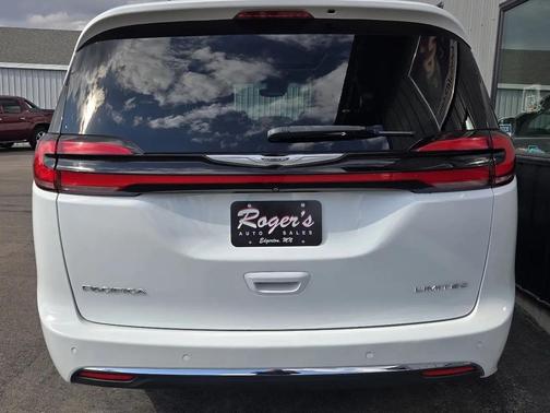 White 2022 Chrysler Pacifica Limited