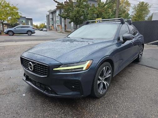 2022 Volvo S60 Recharge Plug-In Hybrid T8 R-Design Expression