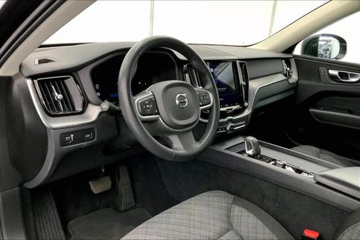 2022 Volvo XC60 B5 Momentum