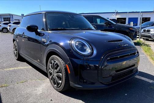 MINI Yours Enigmatic Black Metallic 2024 MINI SE Hardtop Cooper