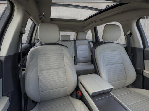 White Platinum Metallic Tri-Coat 2026 Lincoln Nautilus Reserve