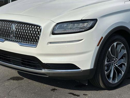 Pristine White Metallic Tri-Coat 2022 Lincoln Nautilus Reserve