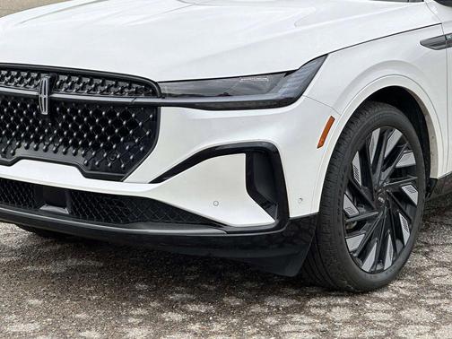 White Platinum Metallic Tri-Coat 2024 Lincoln Nautilus Reserve