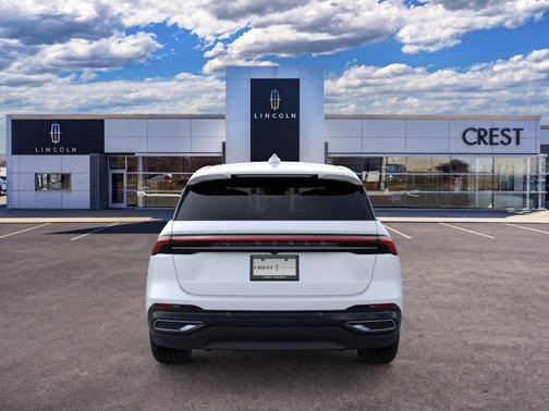 White Platinum 2026 Lincoln Nautilus Premiere