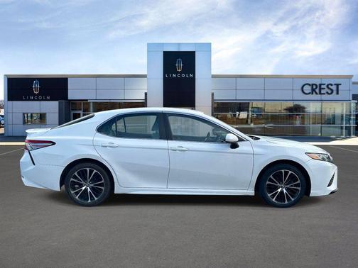Super White 2018 Toyota Camry SE