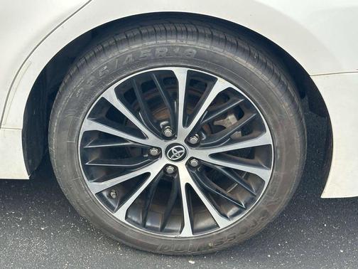 Super White 2018 Toyota Camry SE