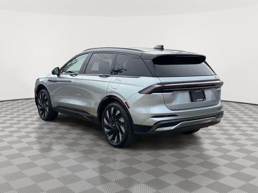 Silver Radiance Metallic 2025 Lincoln Nautilus Reserve