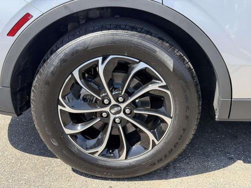 Silver Radiance Metallic 2026 Lincoln Nautilus Premiere