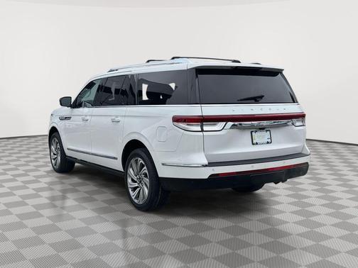 White Metallic 2022 Lincoln Navigator L Reserve