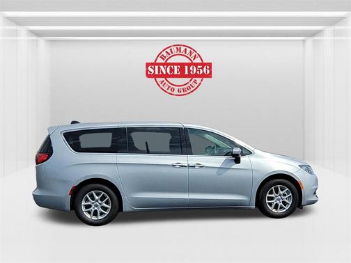 2022 Chrysler Voyager LX