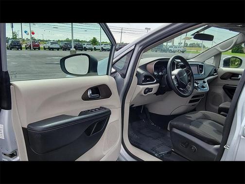 2022 Chrysler Voyager LX