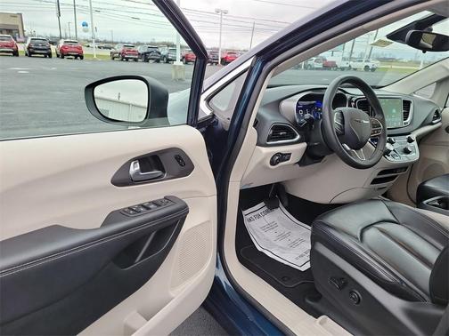 2023 Chrysler Pacifica Touring-L