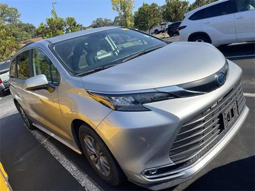 2024 Toyota Sienna XLE 8 Passenger