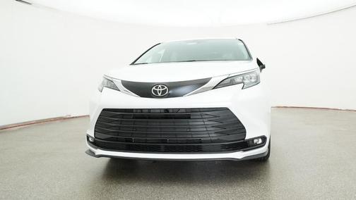 Wind Chill Pearl 2026 Toyota Sienna XLE